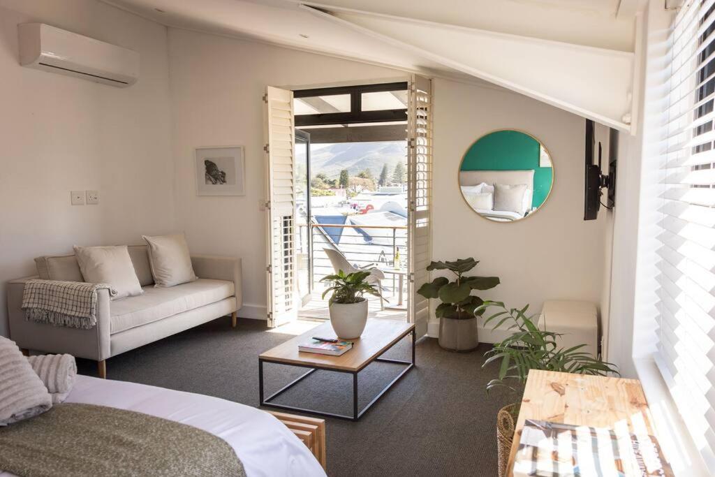 Hermanus Waterfront, Sea View Apartment With Balcony ภายนอก รูปภาพ