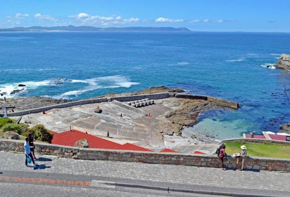Hermanus Waterfront, Sea View Apartment With Balcony ภายนอก รูปภาพ
